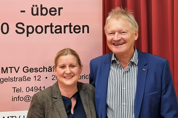 Vorsitzende der Kinderturn-Stiftung Kerstin Holze und Vorsitzender des MTV-Aurich Wilfried Theessen | Bildquelle: MTV Aurich